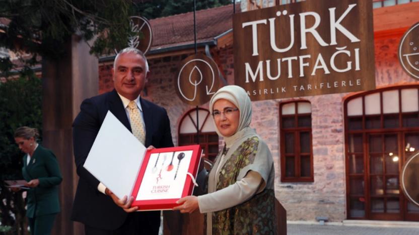 Emine Erdoğan'ın önsözünü yazdığı kitaba servet harcanmış