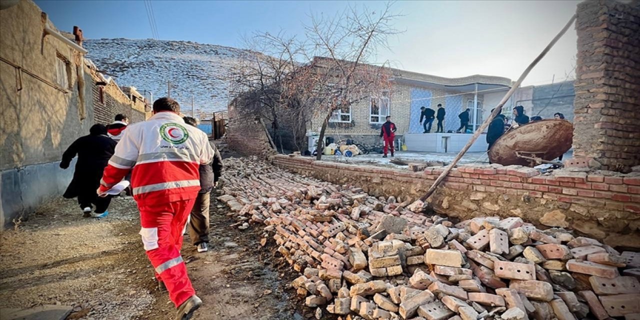 İran'daki 5,6 büyüklüğündeki depremde 82 kişi yaralandı