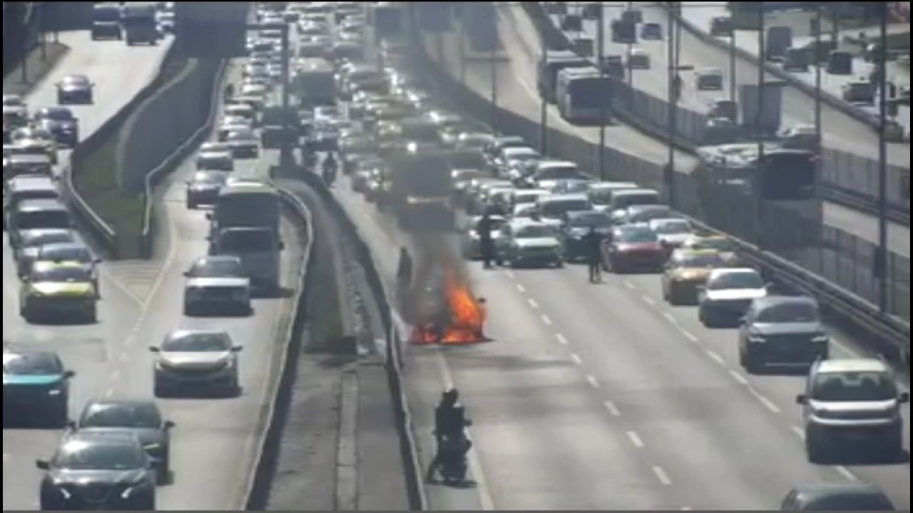 İstanbul'da yanan araç trafiği kilitledi: Kilometrelerce kuyruk oldu