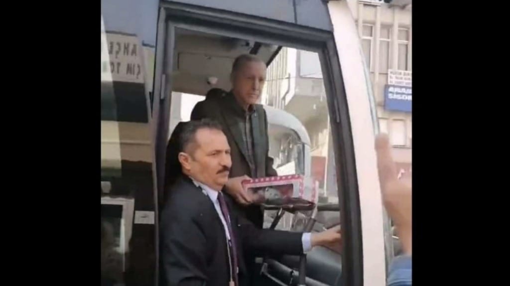 Erdoğan bu defa da depremzedelere oyuncak fırlattı