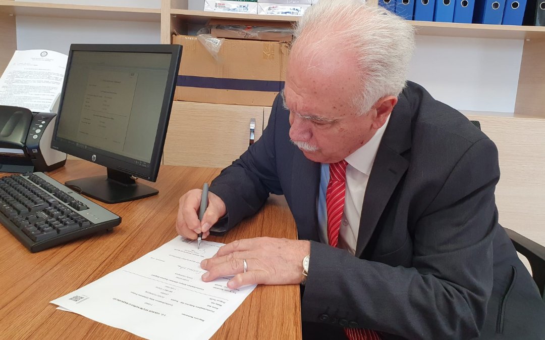 Perinçek kendine imza verip,  Perinçek'e imza istedi