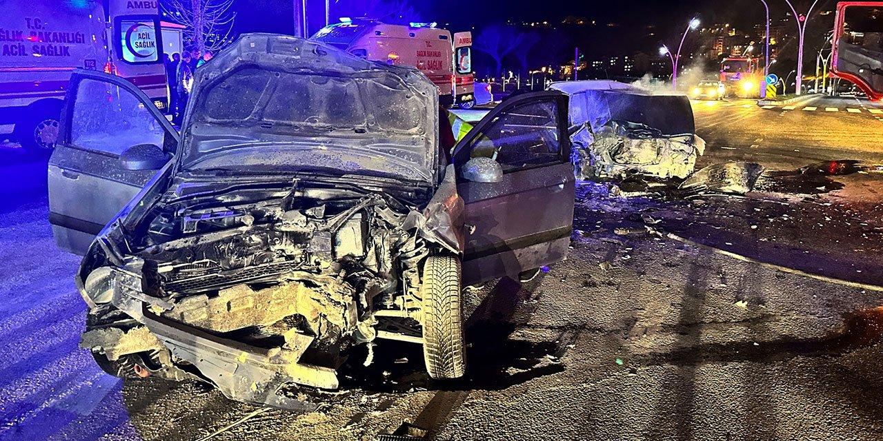 Tunceli’de iki otomobil kavşakta çarpıştı: 5 yaralı