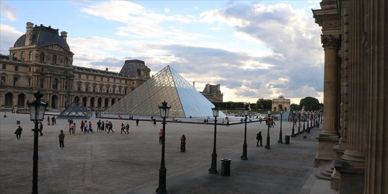 Paris'te isyan dinmiyor: Louvre Müzesi'nin girişleri kapatıldı