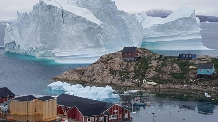 Grönland'da köye yaklaşan buz dağı köylüleri korkuttu