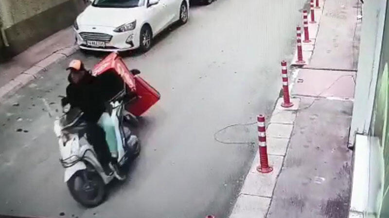 Kurye, motosikletini çalan hırsızı üzerine atlayıp böyle yakaladı