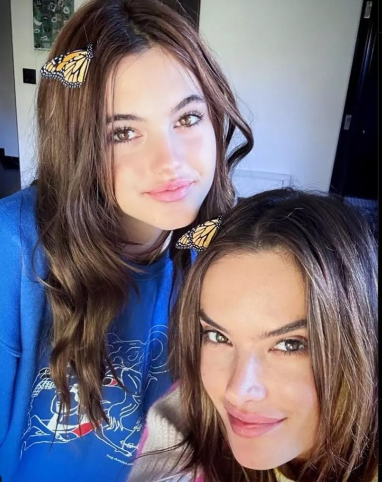 Gören dönüp bir daha bakıyor: Ünlü modelin kızı annesinin ikizi gibi