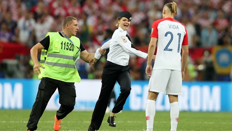 Dünya Kupası finalinde sahaya giren kadınların politik eylem yaptığı ortaya çıktı