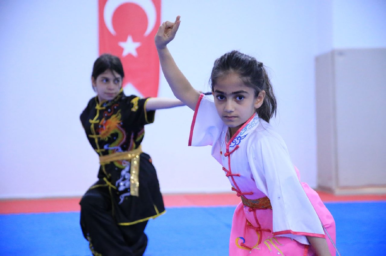 Diyarbakırlı depremzede kardeşler Havin ve Heval, çadırkentte antrenman yapıp madalyaları kaptı