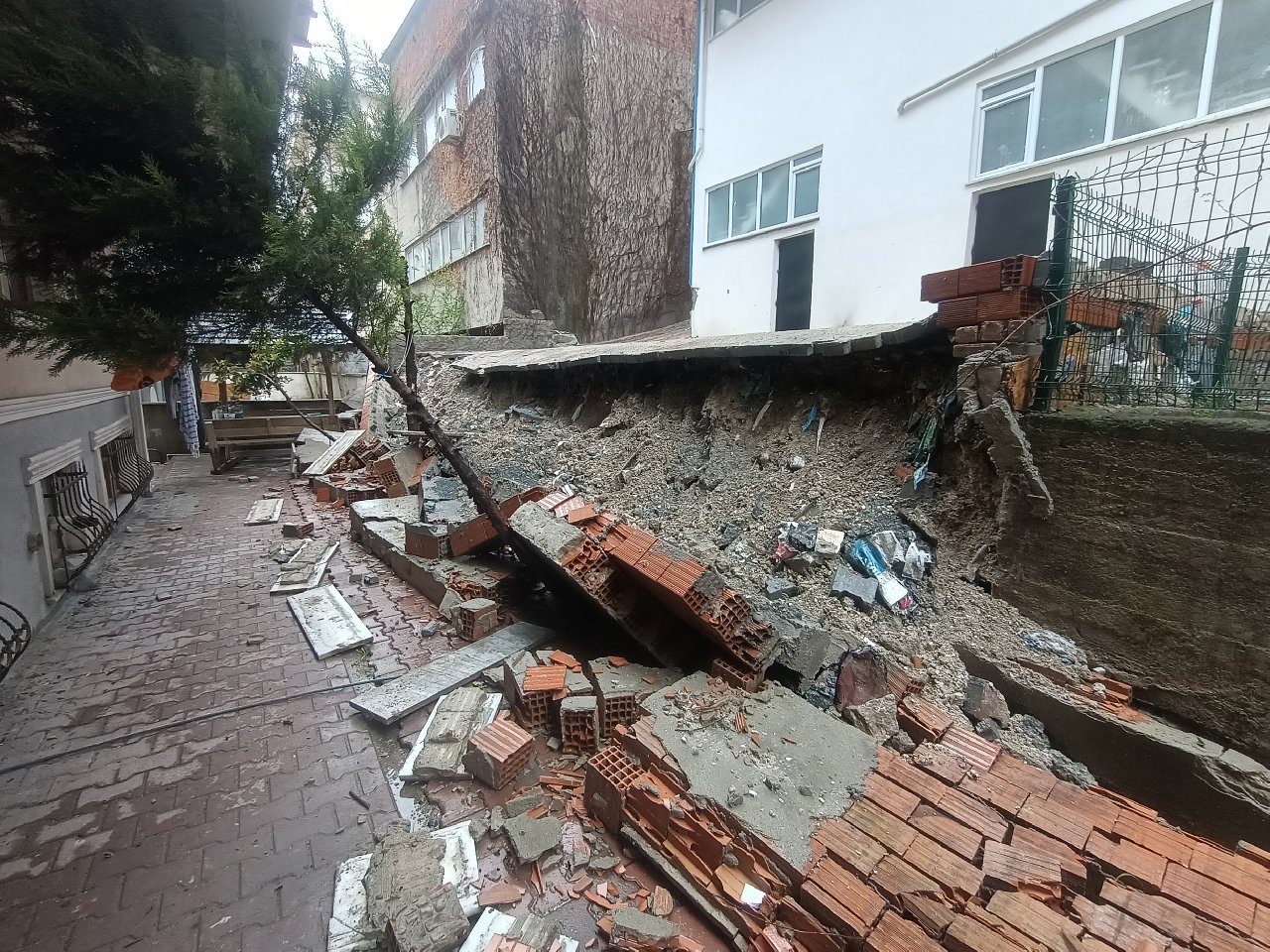 İstanbul'da aşırı yağmur nedeniyle duvar çöktü
