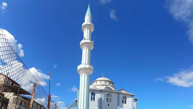 İzmir'de cami minaresinin rüzgardan sallandığı anlar kamerada