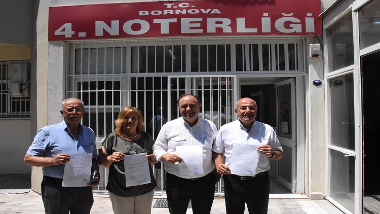 İzmir'de CHP'li delegeler, olağanüstü kurultay için imza verdi