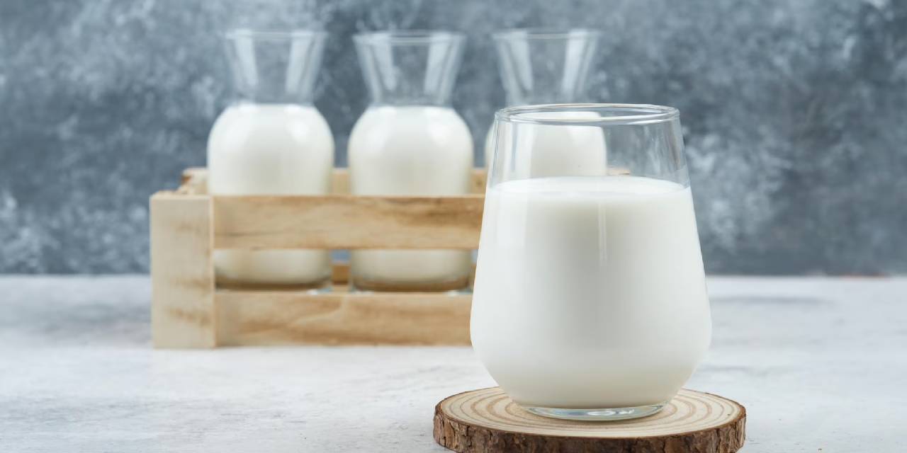 Sütün içine sarımsak koyanlar gözlerine inanamıyor: Gribe karşı bu karışım birebir! Sarımsak ve süt karışımının faydaları neler?