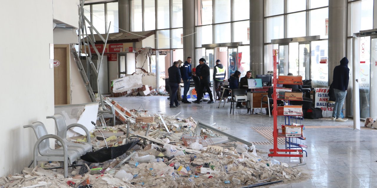 Antakya Otogarı’nda yıkıntılar arasında mesai