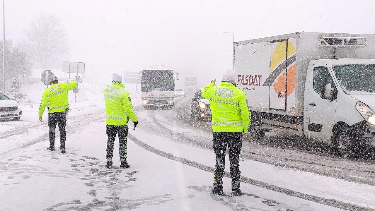 Karda TIR kaydı İstanbul Ankara yolu kapandı