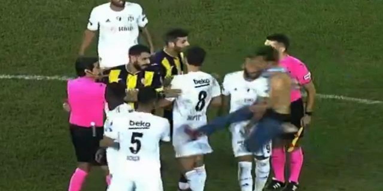 Beşiktaşlı futbolculara tekme atan sanığa hapis cezası