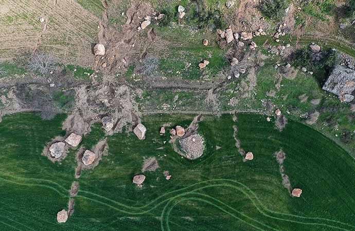 Deprem bölgesinde buğday tarlalarına kaya yağdı