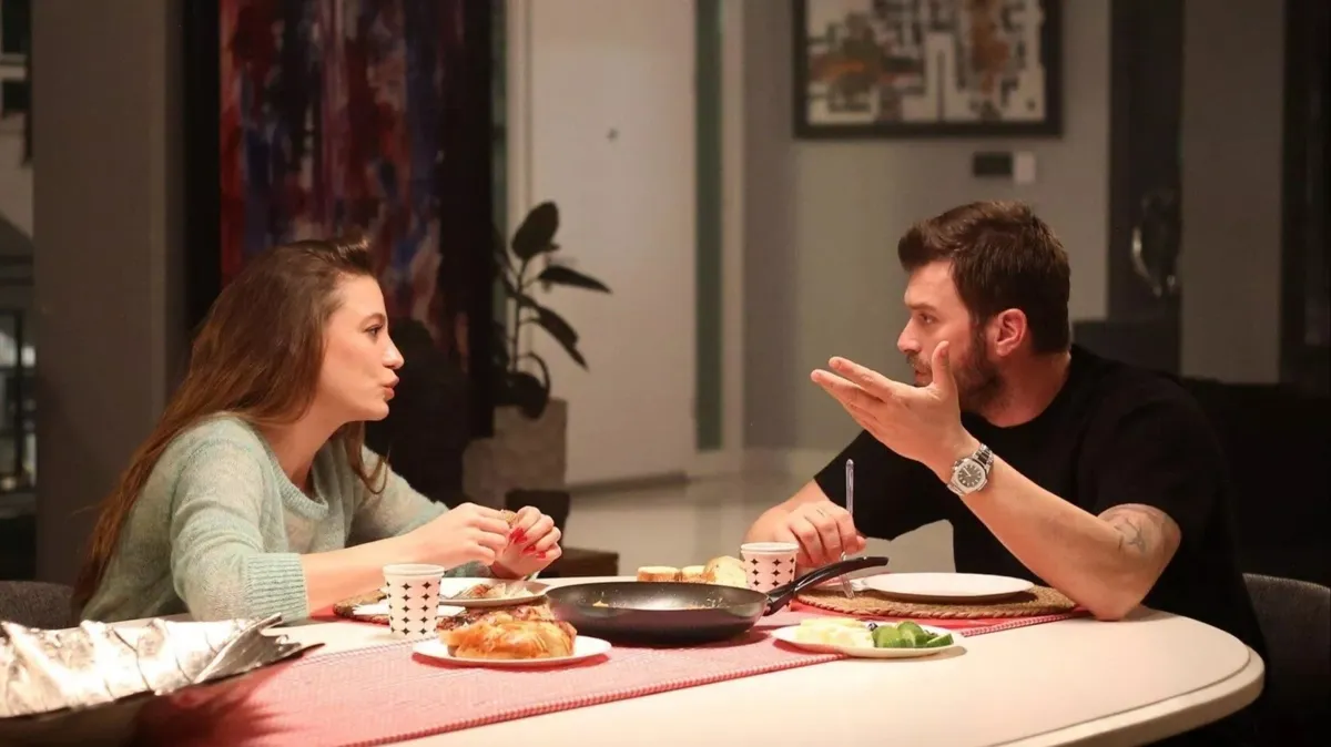 Aile dizisi reytinglere damga vurdu! Kıvanç Tatlıtuğ ve Serenay Sarıkaya zirvede