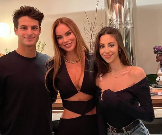 Ebru Şallı, yeni yaşını oğlu ve geliniyle kutladı: 25 gibi 45!