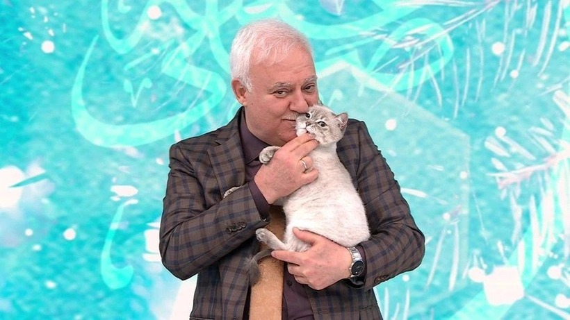 Nihat Hatipoğlu canlı yayına kedisi İnci ile çıktı