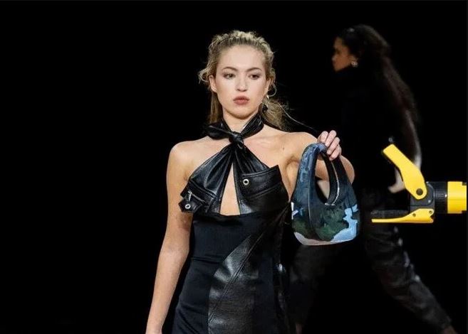 55 bin yıl önce Dünya'ya çarpan göktaşından lüks çanta yaptılar! Fiyatı da bizi fena çarptı... Memnun kalmazsanız iade de yok!