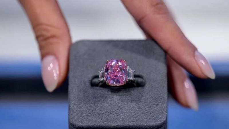 Dünyanın en nadir elmaslarından biri... Fiyatını duyunca dudağınızda pembe bir uçuk çıkabilir!