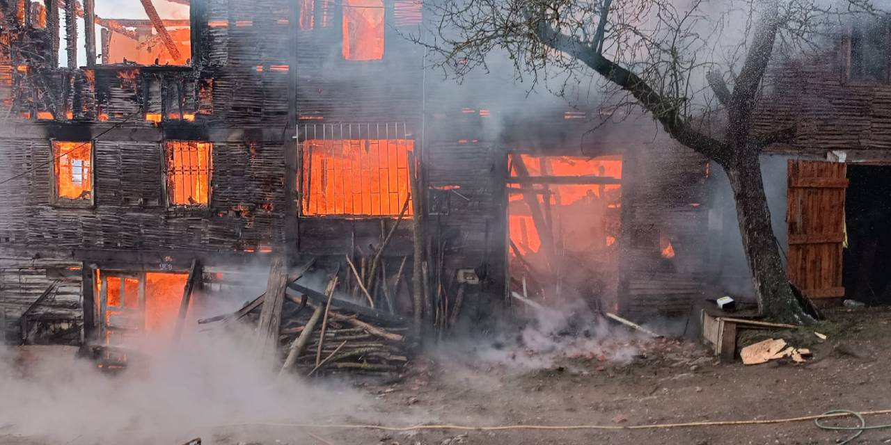Kastamonu'da yangın: Ahşap ev kül oldu