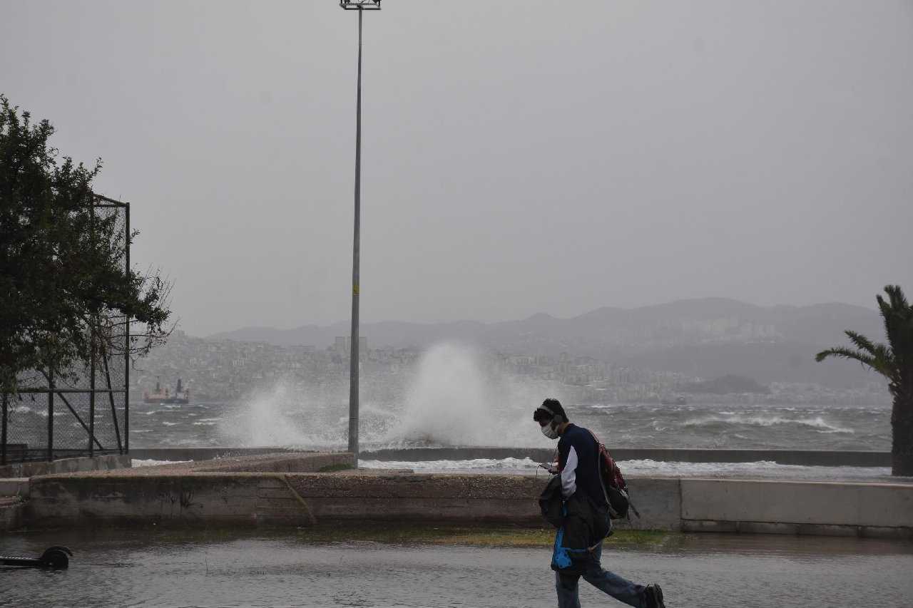İzmir için kuvvetli rüzgar ve fırtına uyarısı
