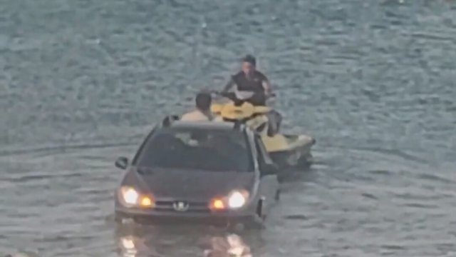 'Jet ski'yi suya indirmek istedi, otomobille denizde mahsur kaldı