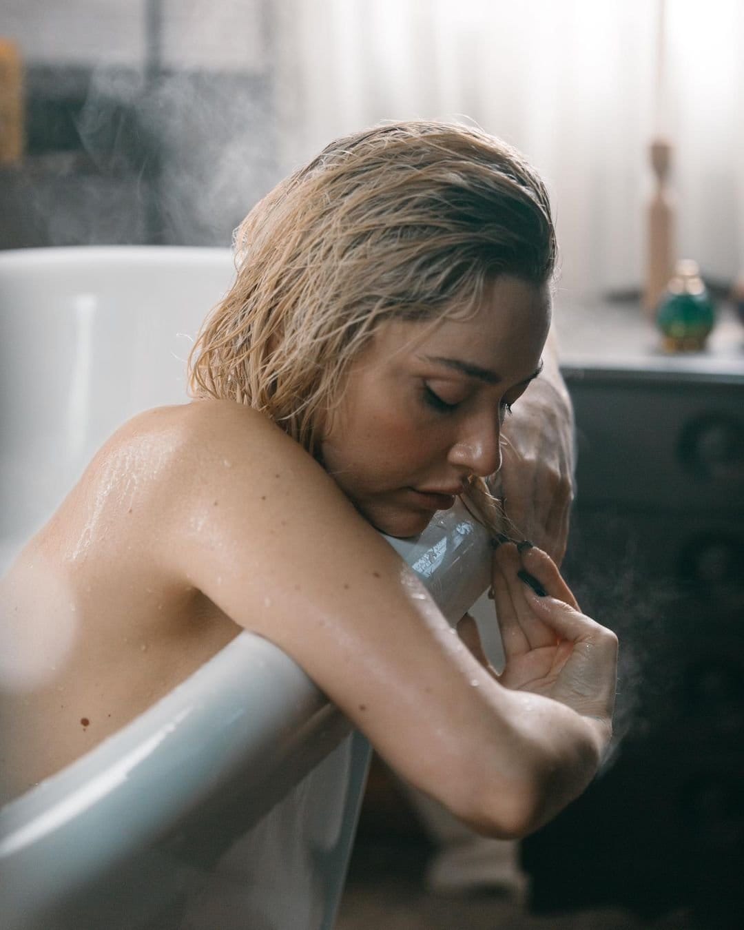 Hadise'nin küvette verdiği poz sosyal medyayı salladı