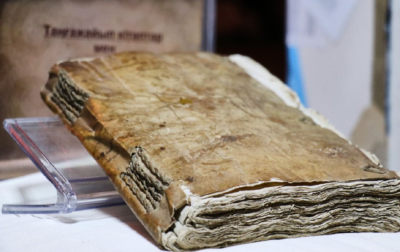 Sırlarla dolu bir kitap! Kapağı insan derisinden, tam 500 yıllık ve okunamıyor