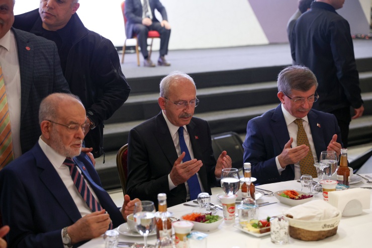 Kılıçdaroğlu'ndan 'seccade' açıklaması: 'O kare üzerinden operasyon yapıyorlar'