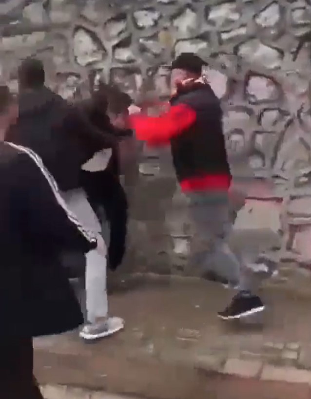 İnegöl'de holigan terörü! Tek yakaladıkları Bursaspor taraftarına dehşeti yaşattılar