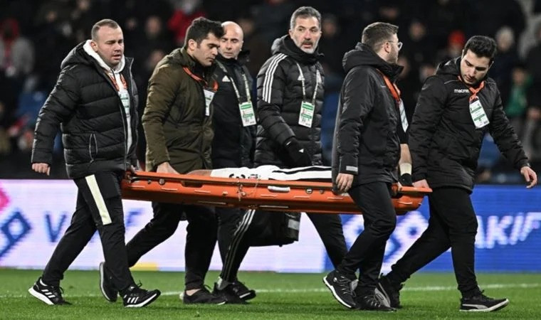 Beşiktaşlı futbolcu sahadan sedye ile çıktı