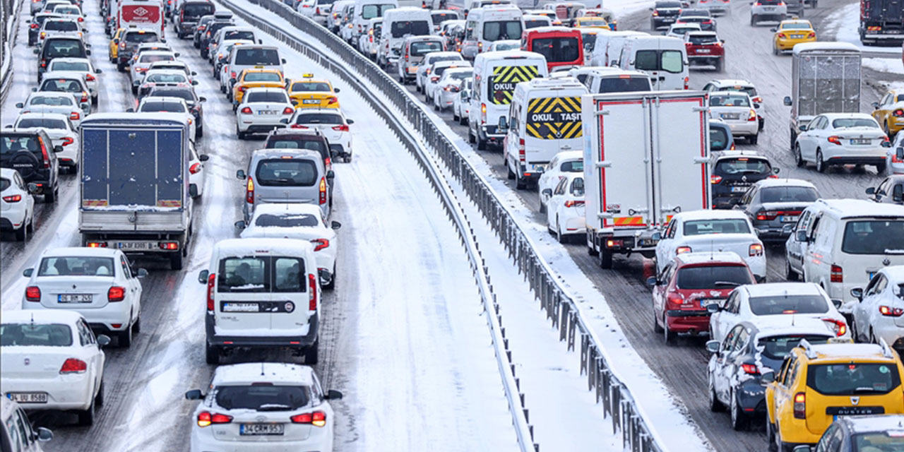 İstanbul'da haftanın ilk iş günü trafik yoğun
