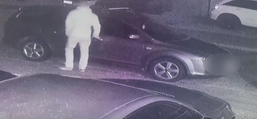 Bu da onun hastalığı... Dokunmadan duramıyor... Ama yalnızca oraya!