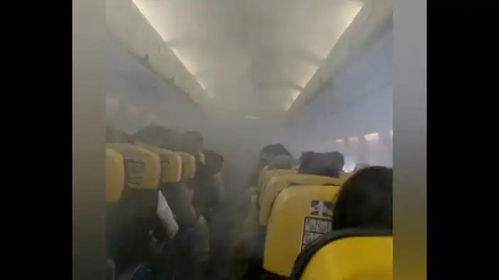 Uçakta panik anları; kabin dumanla doldu