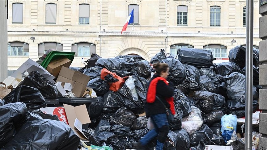 Paris'te çöp toplayıcıları süresiz greve gidecek