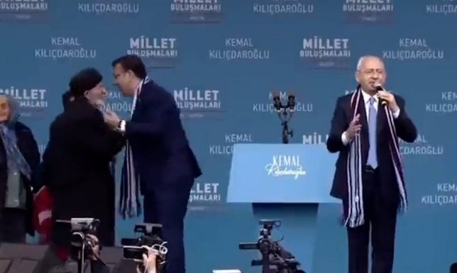 İmamoğlu'nun sahneye gelen yaşlı vatandaşlarla ilgilendiği anlar gündem oldu