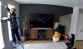 Boya yapan annesini oyuncak tabancayla vurdu, görüntüler sosyal medyada gündem oldu