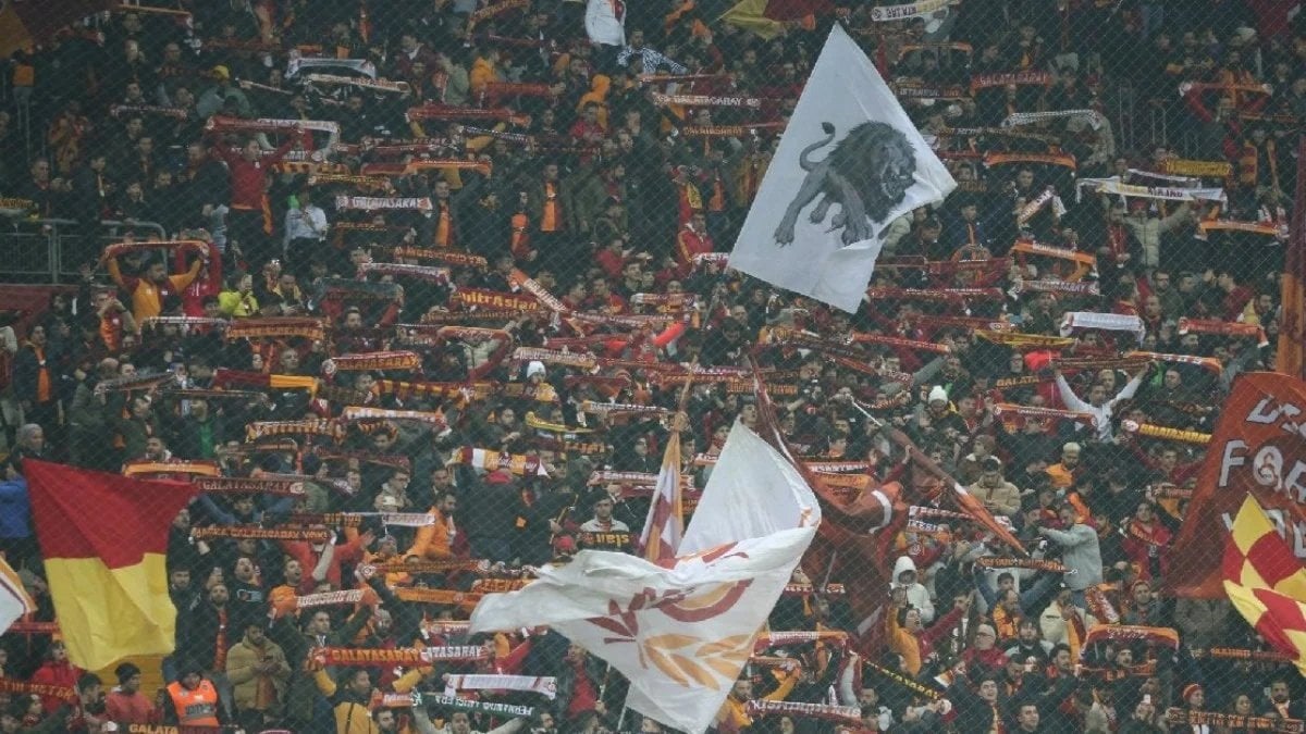 Galatasaray tribünleri için yeni beste