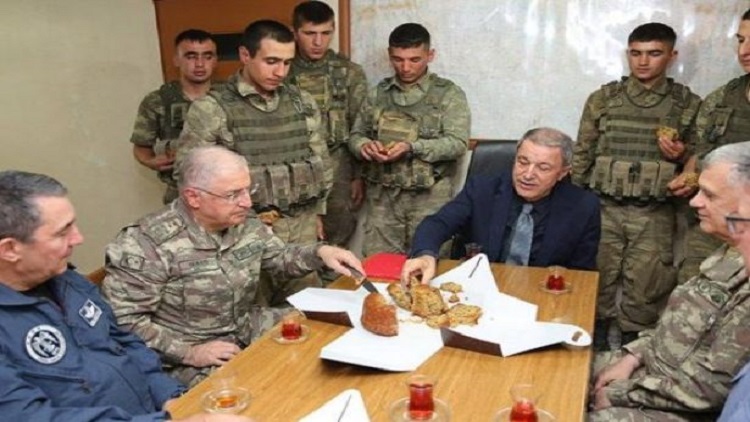 Bakan Akar: Karakol Komutanı tabağınız yok mu, Ankara’dan kek geldi