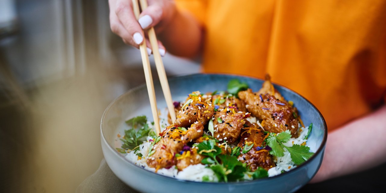 Restoranda ortak kaseye yemek çubuğunu daldıran iki kişi hayatının şokunu yaşadı: Gözaltına alındılar