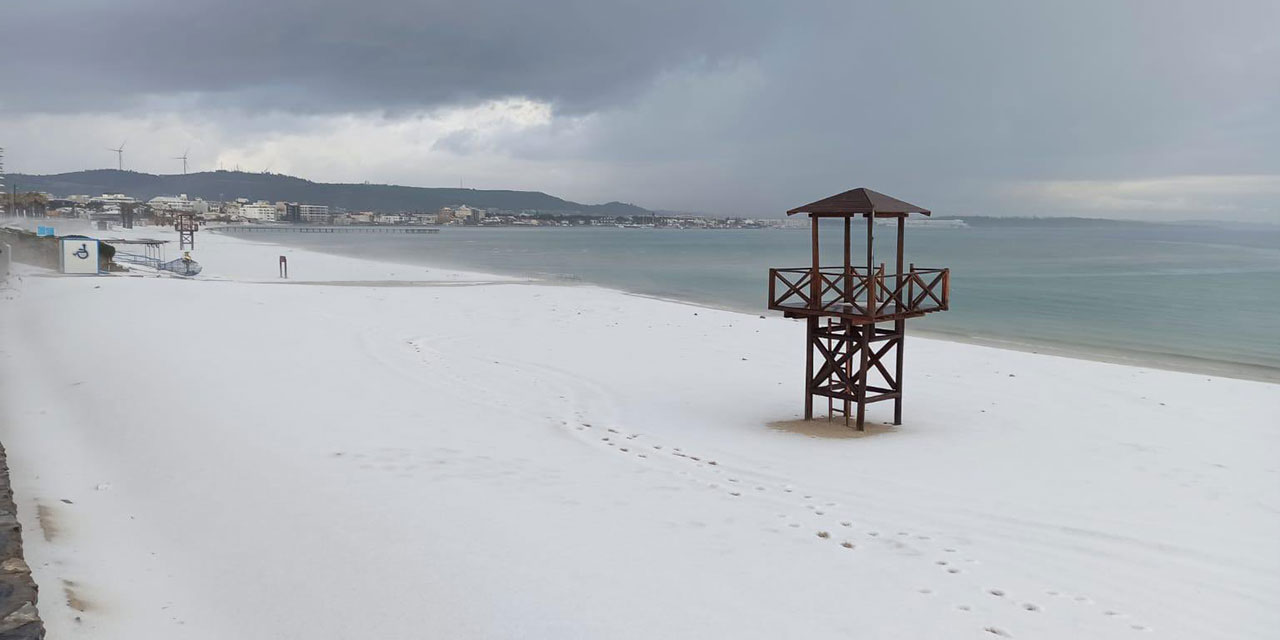 İzmir'de dolu yağdı, kumsallar bembeyaz oldu: 'Şoktayım'