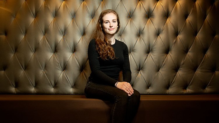 "Bütün kazandığı birkaç saniyede buhar oldu" haberlerinin kahramanlarının yanındaki kız! Dolandırıcıları teker teker ifşa ediyor