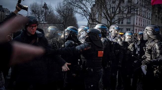 Fransa'daki emeklilik protestolarına polisler de katıldı