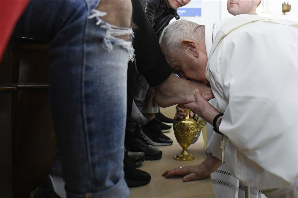 Papa Francis mahkumların ayaklarını yıkayıp öptü
