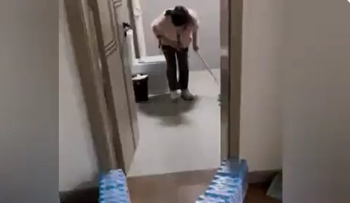 Görüntüler sosyal medyada viral oldu! Evin banyosuna giren fareyi böyle evden çıkardılar