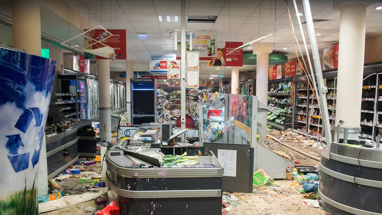 G20'nin düzenlendiği Hamburg'da olaylar: Dükkanlar yağmalandı