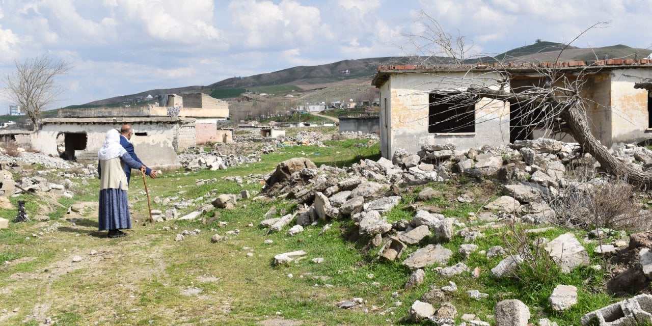 Baraj suları çekilince köy ortaya çıktı; duyan koştu