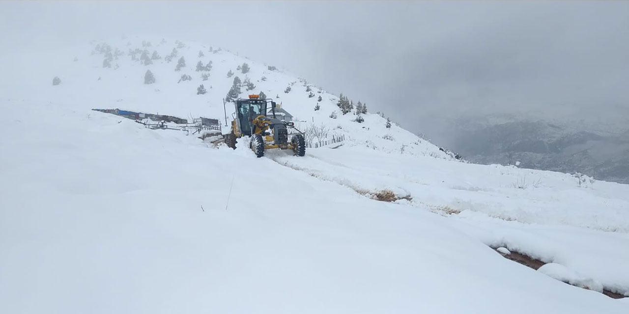 Antalya'da yükseklere kar yağdı, yollar kapandı